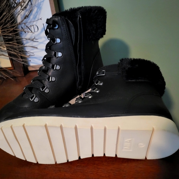 Mia Booties NWOT - Picture 1 of 2